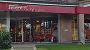 La boutique Ferrari face à l'usine