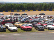 Le parking à l'intérieur du circuit