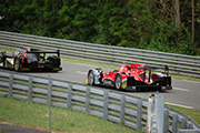 Lola B12/80 n° 32 suivi d'une Oreca 3-Nissan - LM P2