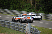 Aston Martin Vantage (GTE Am)  à côté d'une Toyota TS00 