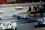 L'armada Porsche avec la 512 M Sunoco bien esseulée !!